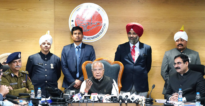 यूटी चंडीगढ़ के माननीय प्रशासक श्री बनवारीलाल पुरोहित ने पिछले 5 वर्षों में शहर में चंडीगढ़ प्रशासन द्वारा पूरे किए गए बेंचमार्क विकास कार्यों के संबंध में आज चंडीगढ़ सचिवालय, सेक्टर-9 चंडीगढ़ में एक प्रेस कॉन्फ्रेंस की।